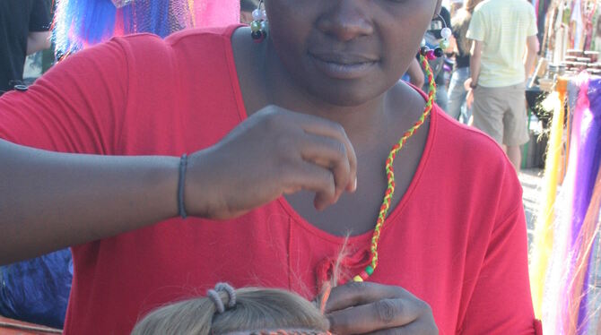 Als noch nicht über kulturelle Aneignung diskutiert wurde: Afrikanische Frisuren waren beim Festival 2012 gefragt.  GEA-ARCHIVFO