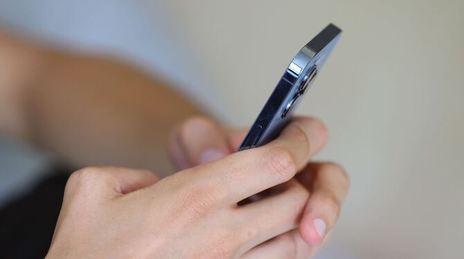 Jugendlicher mit Smartphone