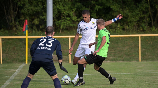 Der Ex-Pfullinger Nyame Awortwie-Grant (weißes Trikot) vergibt die beste Chance der Balinger in Hälfte eins.  FOTO: BAUR
