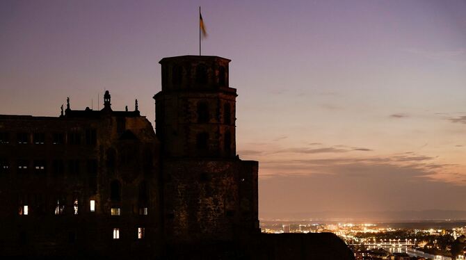 Land macht nachts Licht an Schlössern und Burgen aus