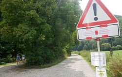 Waldweg gesperrt. Na und? Diese beiden Frauen haben die Umleitung übers Schießtal ignoriert und haben den klassischen Weg entlan