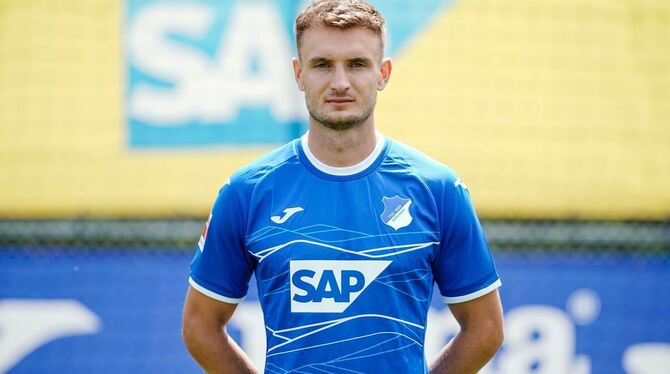 Stefan Posch steht im Trainingszentrum der TSG Hoffenheim Stefan Posch steht im Trainingszentrum der TSG Hoffenheim