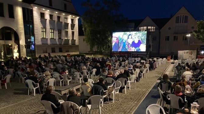 Mehr als 2 600 Besucher haben das Open-Air-Kino auf dem Großen Schlossplatz genossen. Heute Abend geht es am gleichen Ort mit "J