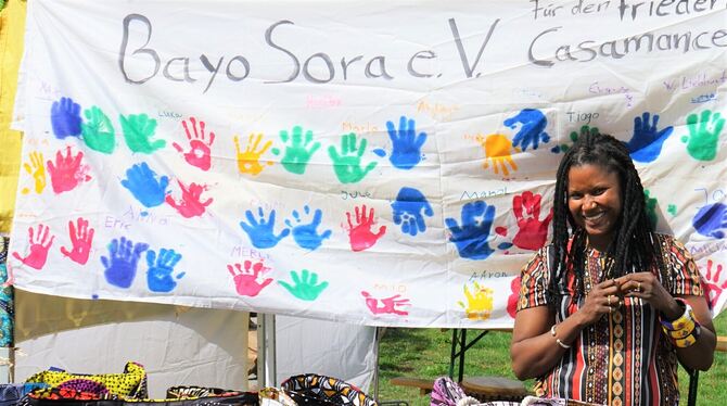 Afrikafestival: Der Verein Bayo Sora setzt sich für den Frieden in der Casamance ein und verkauft bunte Taschen.  FOTO: STRAUB