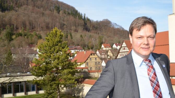 Angekommen: Bürgermeister Peter Nußbaum fühlt sich mit seiner Familie richtig wohl in Lichtenstein.  GEA-FOTO: SAUTTER