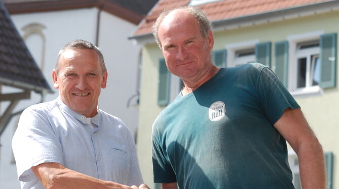 Die beiden einzigen Namensvettern aus Glems: Ortsvorsteher Andreas Seiz (links) und Getränkehändler Andreas Seiz.  FOTO: PFISTER