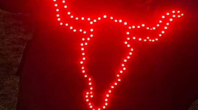 Beim Wacken-Open-Air 2022 ist Volles Kutte, die von innen mit roten LEDs beleuchtet wird, zu neuen Ehren gekommen.