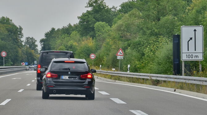 Ganz rechts hinterm Einfädelschild steht der neue Messtower am Ende der vierspurigen B 27 bei Bodelshausen.  FOTO: MEYER