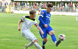 Kapitäne unter sich: Pierre Eiberger (links) vom SSV im Duell mit Jonas Malsam, der Mutschelbach mit einem Strafstoß in Führung