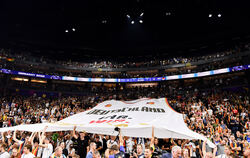 Alle Basketball-Fans – hier die deutschen in der Lanxess Arena – unterstützen ihre Mannschaft mit besonderen Aktionen. FOTO: BEC