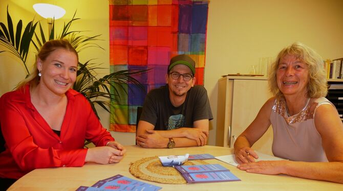 (Von links) Sarah Mbak, Jonas Kaiser und Florence Wetzel kümmern sich um Menschen, die häusliche Gewalt erlebt haben.  FOTO: PRI