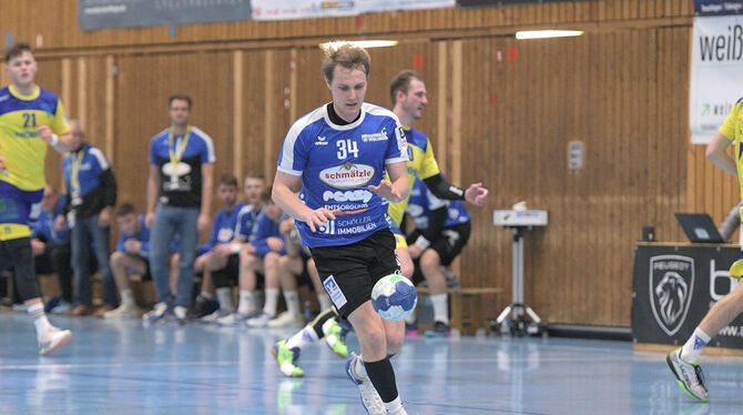 Fällt wegen eines Kreuzbandanrisses zwei bis drei Monate aus: Christopher Rix, Linksaußen des VfL Pfullingen.   FOTO: JOACHIM BA