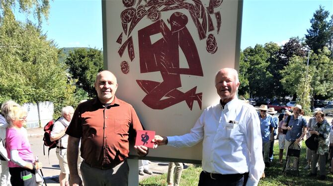 Der Fördervereinsvorsitzende Hermann Walz (rechts) übergab den Weg symbolisch an die Kommune, vertreten durch Cliff Werz.