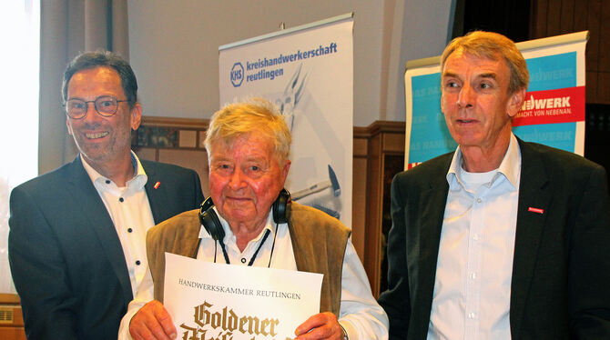 Günter Möck aus Erpfingen ist mit 92 Jahren der älteste Handwerksmeister, der von Kreishandwerksmeister Dieter Laible (links) u