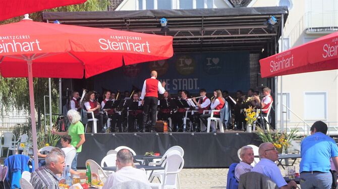 Auf dem Großen Schlossplatz in Gammertingen und musikalisch unterhalten von der Stadtkapelle Trochtelfingen ließen es sich die G Auf dem Großen Schlossplatz in Gammertingen und musikalisch unterhalten von der Stadtkapelle Trochtelfingen ließen es sich die G