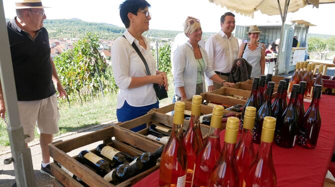 Metzingens Oberbürgermeisterin Carmen Haberstroh (links) informierte sich an einem Stand im Weinberg. Dort wird der Wein der ver