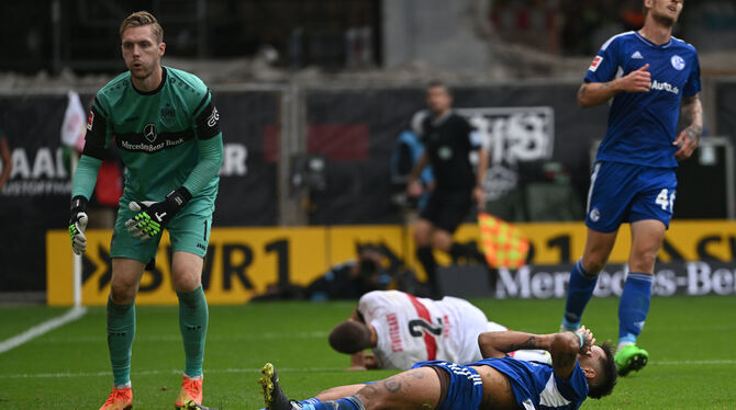 Rodrigo Zalazar (auf dem Boden) kann es nicht fassen: Der Schalker hat kurz vor Schluss die Riesenchance zum 2:1.  FOTO: MURAT/D