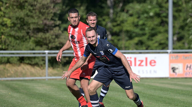 Kevin Jarosik (rechts) vom TSV Betzingen im Zweikampf mit Omar Lahmidi El-Founti. FOTO: BAUR