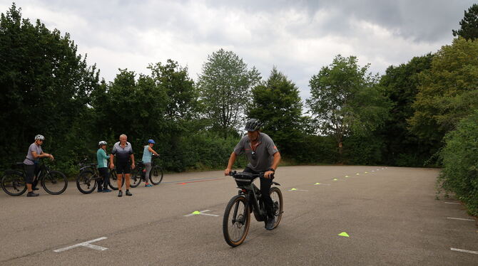 Ein Training, das sich nach Meinung aller Teilnehmer unbedingt lohnt: Fahrsicherheitsübungen mit dem E-Bike.  FOTO: PRIVAT