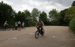  Ein Training, das sich nach Meinung aller Teilnehmer unbedingt lohnt: Fahrsicherheitsübungen mit dem E-Bike.  FOTO: PRIVAT