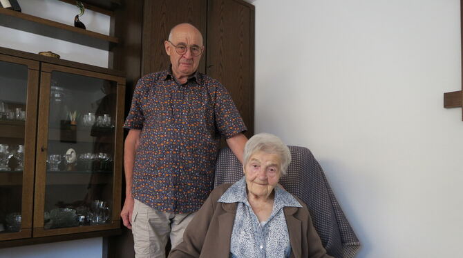 Hedwig Thumm hat am Sonntag ihren 101. Geburtstag mit ihrem Sohn Hartmut und weiteren Gästen in Bad Urach gefeiert.  FOTO: KLEIN