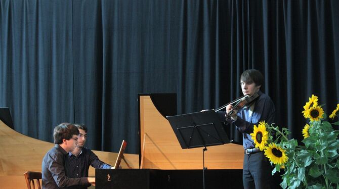 Tim Krüger (Cembalo) und Martin Schneider (Violine) spielten im SWT-Kulturwerk Barockmusik.  FOTO: STRÖHLE