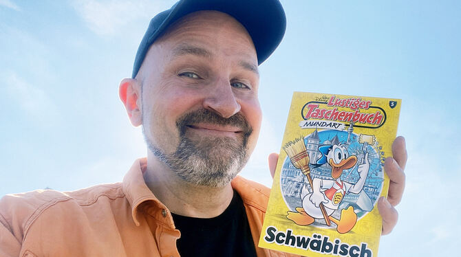 Dodokay mit einem der neuesten Veröffentlichungen aus dem Entenhausen-Universum: Das Lustige Taschenbuch auf Schwäbisch.
