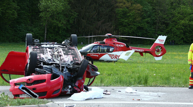 Nach einem schweren Verkehrsunfall auf der B 312 bei der Abfahrt Metzingen-Nord ist ein Rettungshubschrauber der DRF gelandet.
