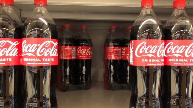 Coca-Cola-Flaschen im Regal eines Supermarktes.