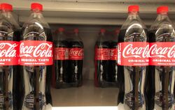 Coca-Cola-Flaschen im Regal eines Supermarktes.