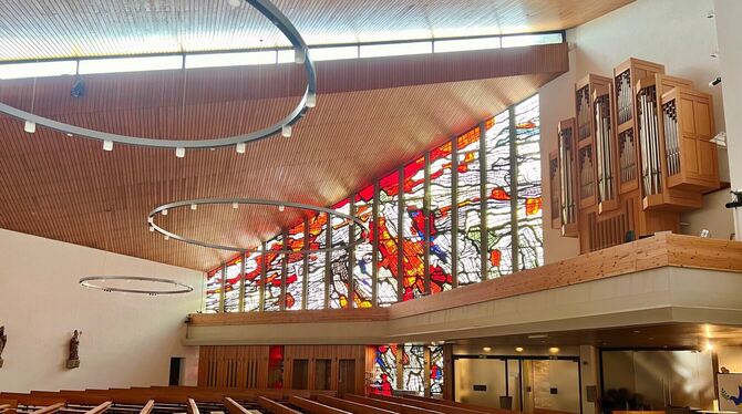 Der Innenraum der St. Wolfgangskirche ist als in sich ruhender Raum gestaltet mit einer großen, kunstvollen Fensterfront.  FOTO: