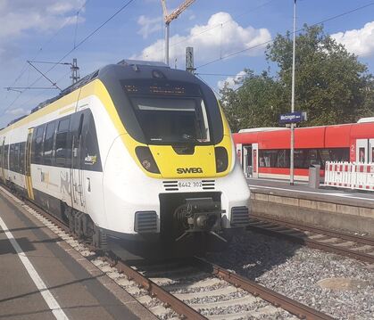 Ein IRE der SWEG Bahn Stuttgart fährt durch Metzingen (vorne), wo eine Regionalbahn der DB nach Tübingen bereitsteht.  FOTO: PFI