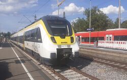 Ein IRE der SWEG Bahn Stuttgart fährt durch Metzingen (vorne), wo eine Regionalbahn der DB nach Tübingen bereitsteht.  FOTO: PFI
