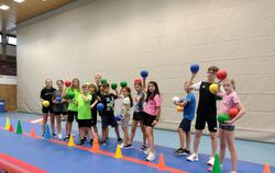 Junge Teilnehmer der Feriensportwoche der Kindersportschule Metzingen-Neuhausen als Moorhuhnjäger.  FOTO: NITSCHKE