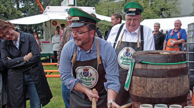 Oberbürgermeister Michael Bulander übernimmt wieder den Fassanstich.  FOTO: STADT