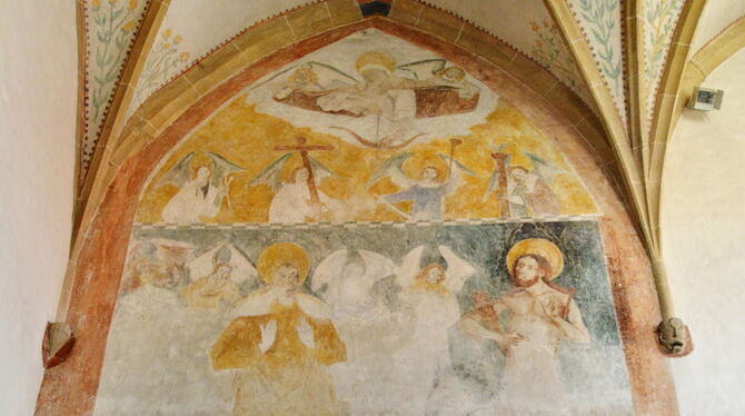 In der Marienkirche von Upfingen stellt ein Wandbild von 1476 die Pest dar: Der zürnende Gottvater schießt seine Pfeile auf die