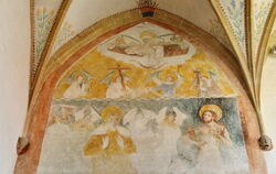 In der Marienkirche von Upfingen stellt ein Wandbild von 1476 die Pest dar: Der zürnende Gottvater schießt seine Pfeile auf die 