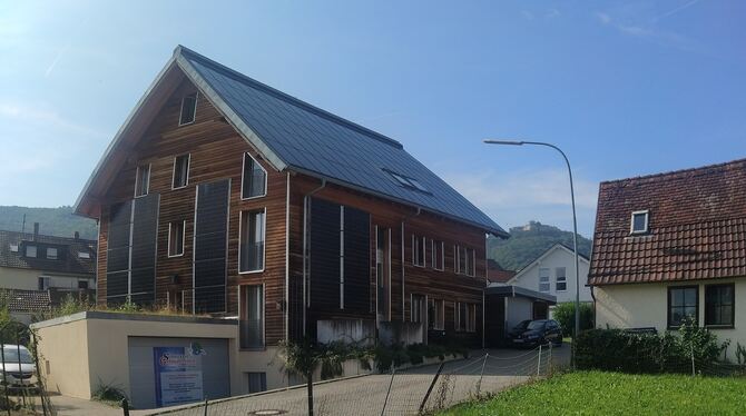 Auf dem Dach und an den Wänden trägt das Haus Solarmodule. Über die wird nicht nur Wärme, sondern auch Strom erzeugt, der den Be