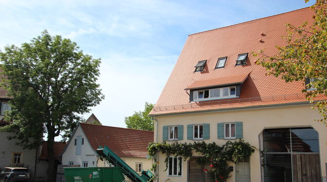 Von Wein und Rosen umrankt ist der Eingang zur ehemaligen Küferwerkstatt der Familie Kern im Gomaringer Schlosshof. Architekt Go