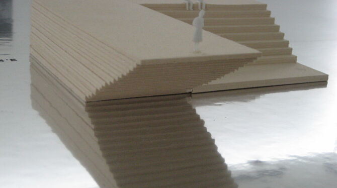 Visionen Konstanzer Studenten in der Ausstellung »Schwimmen in der Stadt«: Architekturmodell im Spiegelbild.  FOTO: KUNZE