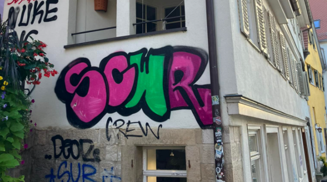 Schmierereien wie an dieser Hauswand in der Tübinger Altstadt will Oberbürgermeister Boris Palmer künftig rigoros beseitigen las