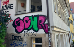 Schmierereien wie an dieser Hauswand in der Tübinger Altstadt will Oberbürgermeister Boris Palmer künftig rigoros beseitigen las