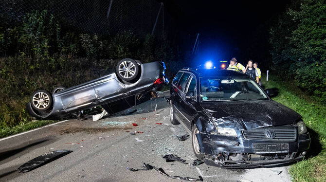 Beim schweren Unfall in der nähe von Bad Urach wurden die beiden Autofahrer verletzt. Es entstand ein Schaden von etwa 40.000 Eu