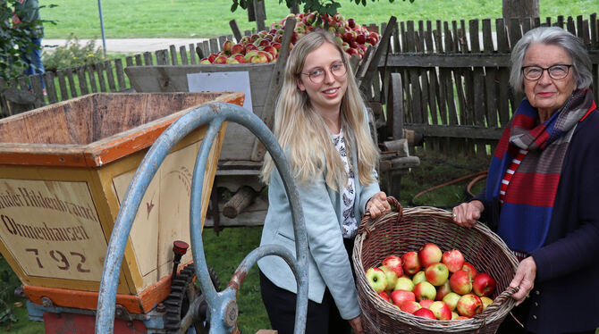 Die Äpfel sind gesammelt, morgen wird gemostet: Nicole Leippert (links), Annemarie Fröhlich und weitere Akteure freuen sich dara