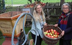 Die Äpfel sind gesammelt, morgen wird gemostet: Nicole Leippert (links), Annemarie Fröhlich und weitere Akteure freuen sich dara
