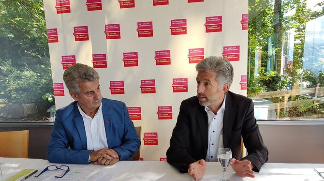 Palmer, Reutlingen, Achalm Boris Palmer und Rainer Knauer (links) beim Reutlinger Achalm-Talk. FOTO: RAHMIG