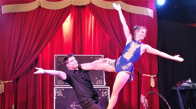 Mit Akrobatik und viel Klamauk unterhielten Bella Dachner und Benny Thiel ihr großes und kleines Publikum hervorragend.  FOTO: B