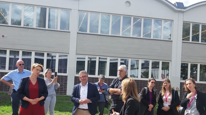 Staatssekretärin Andrea Lindlohr (im roten Kleid) besichtigte mit Mössingens Oberbürgermeister Michael Bulander, Baubürgermeiste