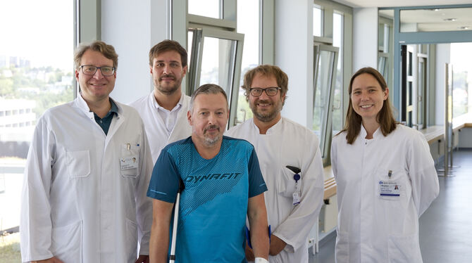 Die beteiligten Mediziner (von links) Dr. Jonas Johannink (UKT), Dr. Steven Herath, Professor Markus Küper und Professor Tina Hi