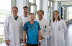 Die beteiligten Mediziner (von links) Dr. Jonas Johannink (UKT), Dr. Steven Herath, Professor Markus Küper und Professor Tina Hi